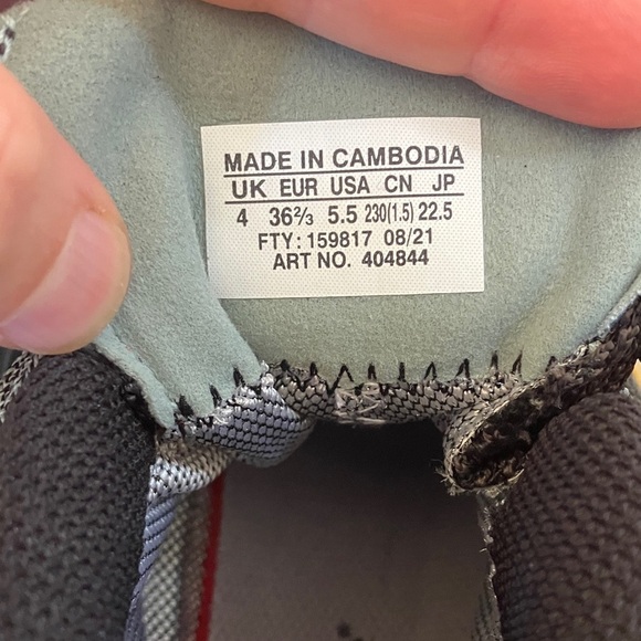 NWOB Salomon Contagrip Black Hiking Boots with Gray Laces - Picture 9 of 9